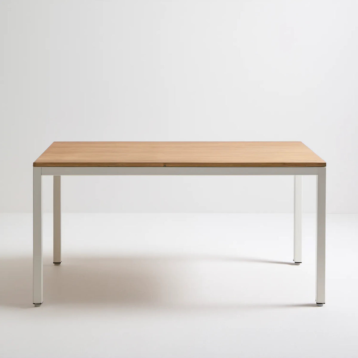 Prostokątny stół z blatem MDF w dekorze naturalnego dębu i białymi stalowymi nogami, 140 x 80 x 75 cm