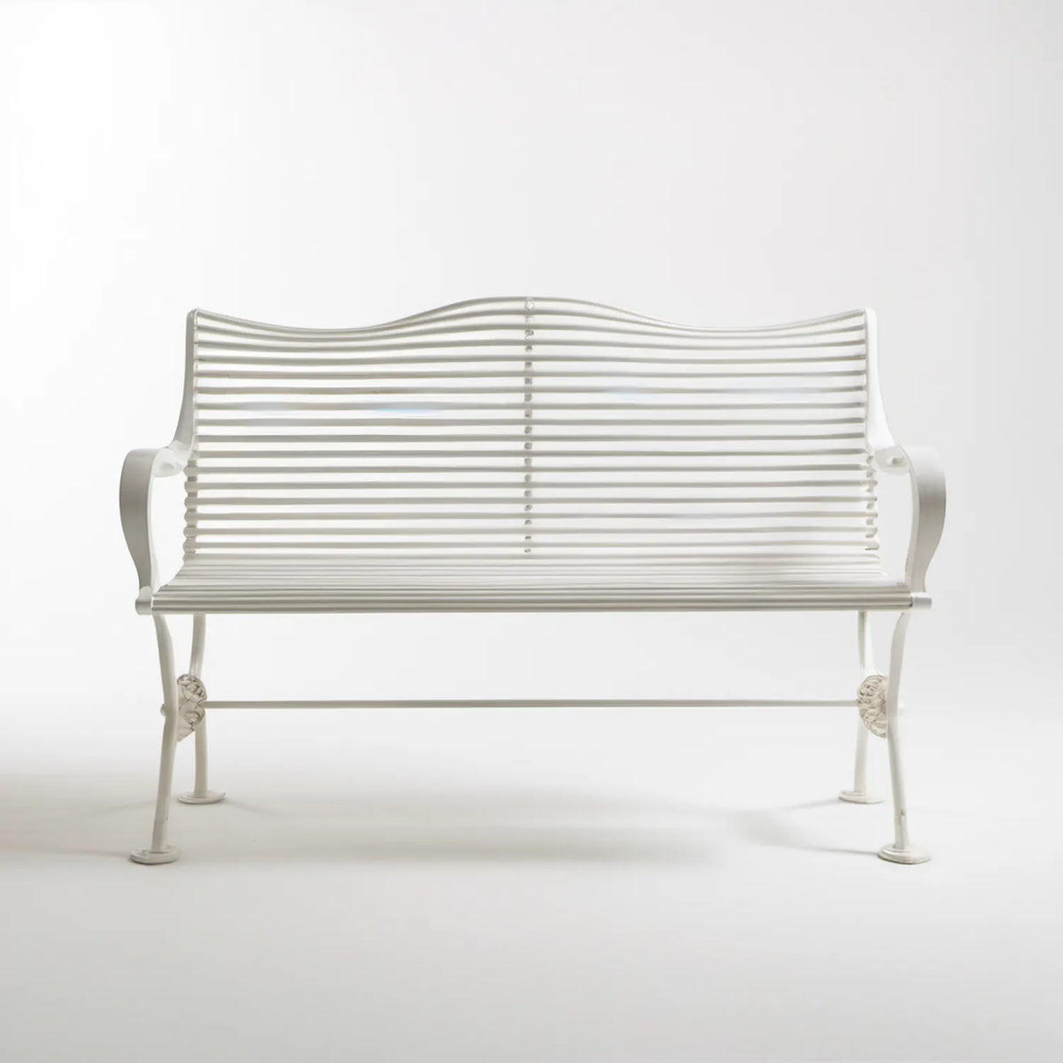 Biała aluminiowa ławka ogrodowa 122 x 60 x 87 cm