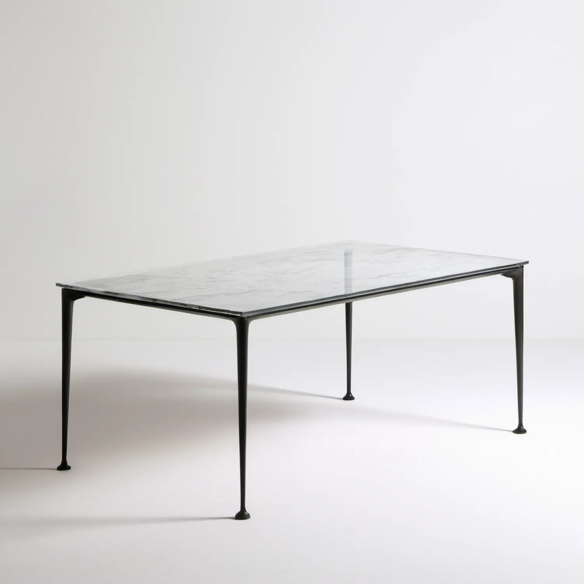 Prostokątny stół do jadalni z ceramicznym blatem w białym marmurze, czarne stalowe nogi, 160 x 90 x 75 cm